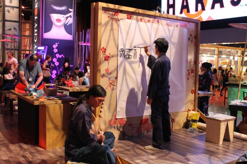 קזואו אישיי מופע קליגרפיה