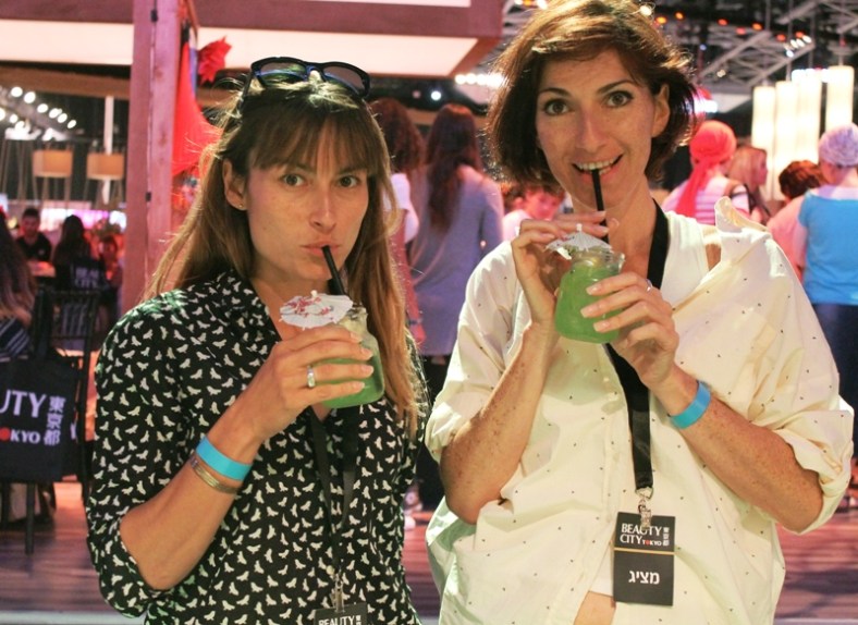 נהנות מקוקטייל מידורי סאוור